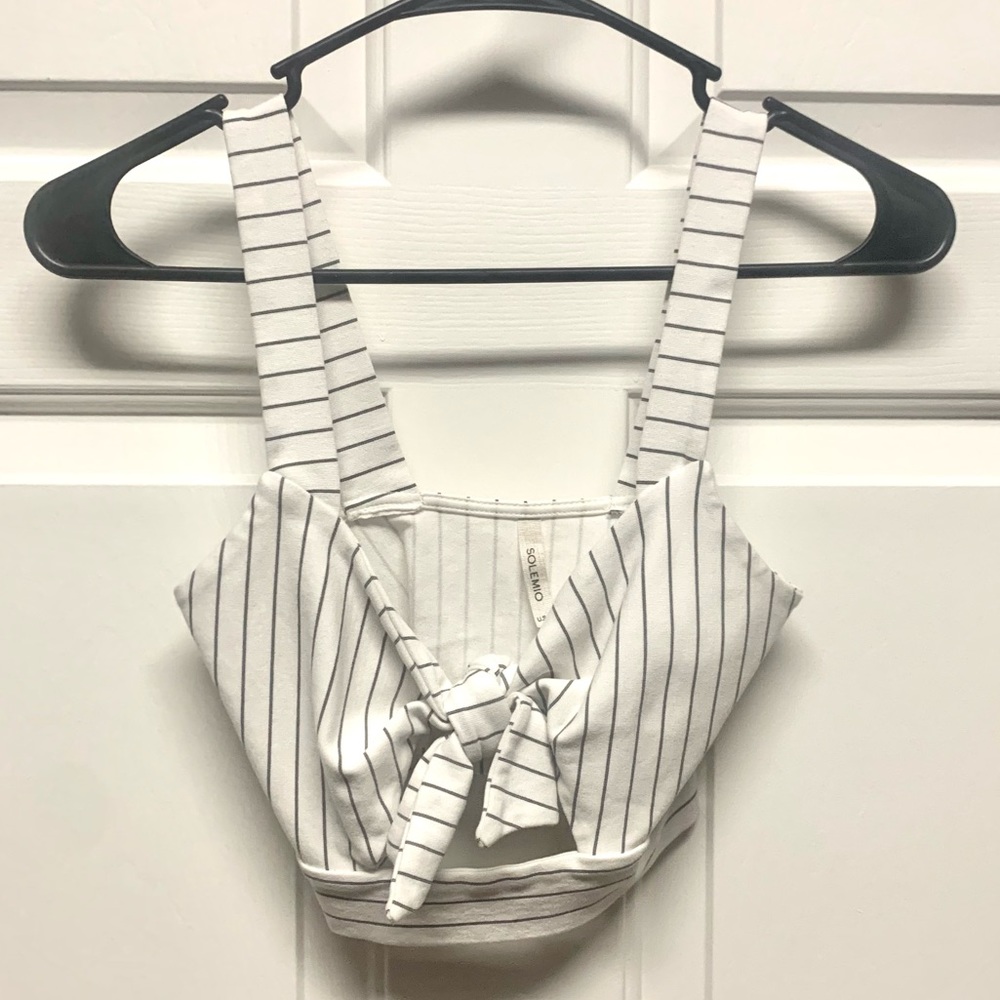 🖤 Sexy Peak A Boo / Key Hole Crop Top 🖤